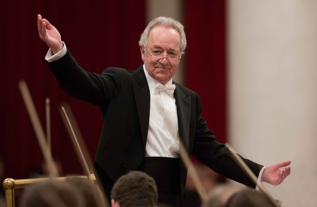 Музей Юрия Темирканова откроют в Петербурге Он появится в Детской школе искусств носящей имя дирижера передает ТАСС сообщение дирекции школы Ранее стало известно о планах установить мемориальную доску памяти Темирканова на здании Большого зала филармонии Музей Школа искусства на Бухарестской 35к1 получила имя Темирканова в мае этого года В экспозицию музея вошли личные вещи Темирканова редкие фотографии документы афиши и концертные программы Интерактивная панель расскажет о жизненном пути и достижениях дирижера Открытие Музей откроется сегодня в 19 00 сообщает школа на своей странице во ВКонтакте После церемонии открытия музея на праздничном концерте прозвучат произведения Бориса Темирканова старшего брата Юрия На открытии выступят музыканты которые сотрудничали с Юрием Темиркановым Открытие будет транслироваться Мемориальная доска 9 декабря на пресс конференции по случаю открытия XXV фестиваля Площадь искусств директор филармонии Илья Черкасов анонсировал установку мемориальной доски памяти дирижера Международный фестиваль Площадь искусств Темирканов учредил в 1999 году В этом году фестиваль начнется 13 декабря Юрий Темирканов возглавлял оркестр Петербургской филармонии 35 лет и дирижировал им до пандемии Ранее он 12 лет возглавлял Ленинградский театр оперы и балета имени Кирова ныне Мариинский театр 2 ноября 2023 года Темирканов умер на 85 м году жизни Фото Петербургская филармония Подписывайтесь на Бумагу и предлагайте новости