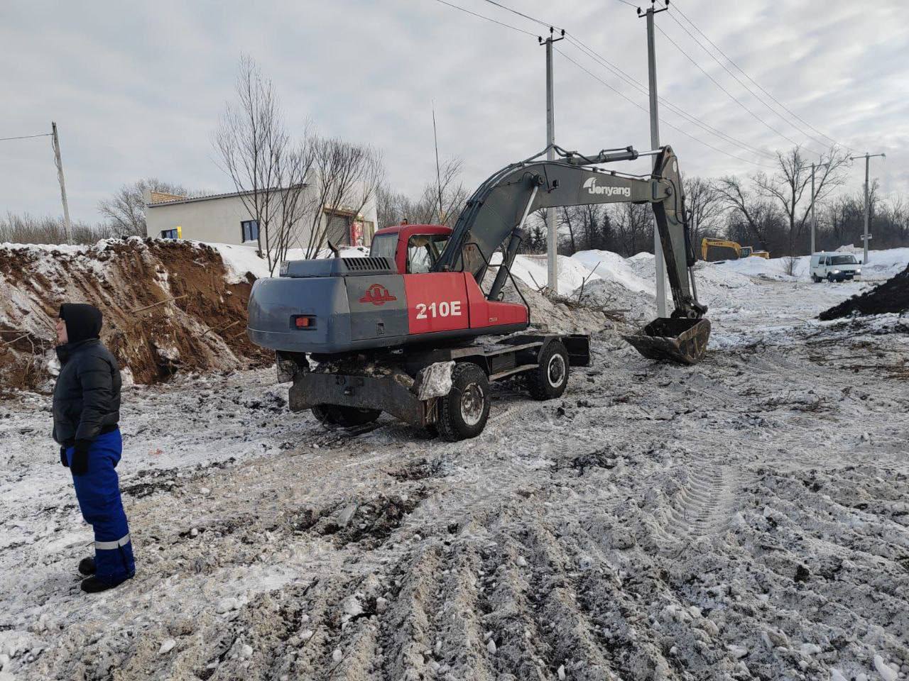 В ходе земляных работ ООО «Затон Восточный» повредило высоковольтный кабель. По этой причине не будет освещены участки проспекта Дружбы Народов,  Затонского шоссе и транспортная развязка с ним. Также не будут работать светофоры: - Уфа- Затон Башгазсервис  Лукойл  - Алексеевское шоссе - Развязка №1 - Алексеевское шоссе- Базисный проезд - проспект Дружбы Народов - поворот на микрорайон Сафроновский  Сейчас устраняются повреждения и в ближайшее время будут запущены светофоры    Подписаться   Прислать новость