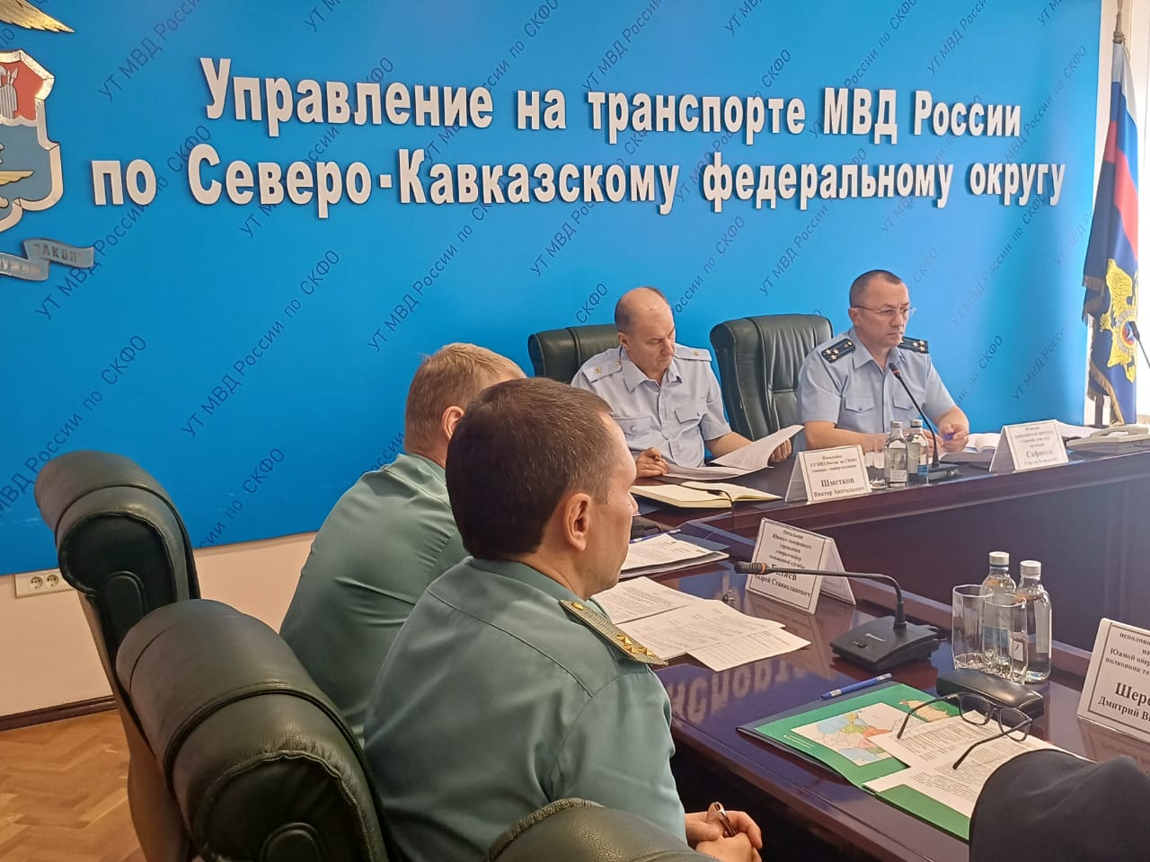В Южной транспортной прокуратуре проведено Координационное совещание руководителей правоохранительных органов на транспорте Под председательством Южного транспортного прокурора Сафинова Сергея Васильевича состоялось заседание Координационного совещания руководителей правоохранительных органов на транспорте, в ходе которого рассмотрены результаты работы по пресечению коррупционных деяний, привлечению к ответственности виновных лиц, возмещению ущерба и профилактике коррупции. В заседании приняли участие руководители управлений на транспорте МВД России по Приволжскому, Северо-Кавказскому и Южному федеральным округам, Западного МСУТ СК России, ГСУ СК России по Республике Крым и г. Севастополю, Южного и Северо-Кавказского таможенных управлений, Южной и Северо-Кавказской оперативных таможен, Управления ФСБ России по Ростовской области, председатель Совета ветеранов Южной транспортной прокуратуры Афанасьев Василий Захарович, транспортные прокуроры на правах районных . Открывая совещание, Южным транспортным прокурором отмечено, что в 2024 году – первом квартале 2025 г. удалось добиться положительной динамики выявляемости преступлений коррупционной направленности, число которых составило 329, из них 62,3 % – по фактам взяточничества и коммерческого подкупа, в том числе совершенных в значительном, крупном и особо крупном размерах. Вместе с тем не уделяется должного внимания вопросам выявления фактов коррупционных посягательств, связанных с неправомерным расходованием денежных средств, выделяемых на реализацию мероприятий национальных проектов, государственных и иных программ, а также использованием информационно-коммуникационных технологий, в том числе цифровых финансовых активов, цифровой валюты. Активизации требует работа оперативных служб по пресечению завуалированных коррупционных схем со стороны высокопоставленных должностных лиц, их сращивания с организованными группами и преступными сообществами. Актуальными остаются вопросы борьбы с введением в легальный оборот неправомерно нажитого имущества, его незаконного вывода из Российской Федерации, установления зарубежных активов, приобретенных на преступные доходы. Участники совещания обменялись мнениями по наиболее важным аспектам деятельности в указанной сфере. По результатам обсуждения руководителями правоохранительных органов выработан комплекс мер по устранению имеющихся недостатков, активизации и повышению эффективности работы по противодействию коррупции.