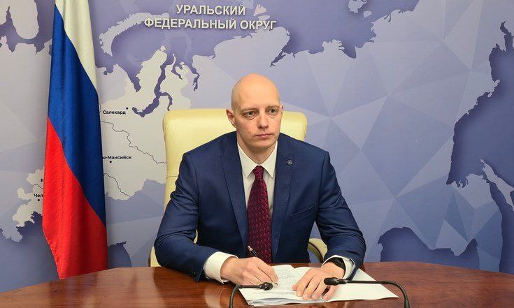 Совещание по реализации проектов института кураторства в Уральском федеральном округе   Первый заместитель Председателя Правительства РФ Денис Мантуров провел совещание по реализации проектов института кураторства в Уральском федеральном округе. По поручению полпреда Артёма Жоги в нем принял участие его заместитель Сергей Рындин.   В ходе совещания главы регионов округа доложили первому вице-премьеру о ходе работ по проектам кураторства. В настоящее время в Уральском федеральном округе в стадии реализации находятся 19 проектов под кураторством Правительства России, еще 7 уже завершены.   Всего с начала реализации проектов удалось привлечь более 1,6 трлн рублей частных инвестиций и создать 44,7 тыс. рабочих мест. В целом по УрФО наблюдается положительная динамика реализации проектов, общий уровень достижения – более 95%.     !