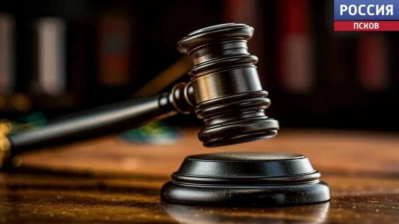 Два незаконных объекта капитального строительства демонтировали на острове Залит Об этом сообщили в УФССП РФ по региону Собственнику как установил суд принадлежит гостиница к которой самовольно была пристроена веранда Ее возвели без согласований и получения каких либо необходимых разрешений Кроме этого на том же земельном участке который относится к категории земли населенных пунктов и имеет разрешенное использование для ведения личного подсобного хозяйства располагается ресторан К этому ресторану также была незаконно пристроена терраса Суд обязал собственника демонтировать незаконно возведенные пристройки Но этого не было сделано в положенные сроки В итоге к должнику были применены штрафные санкции и ограничение в праве выезда за пределы России Эти меры оказались эффективными Незаконные постройки демонтированы