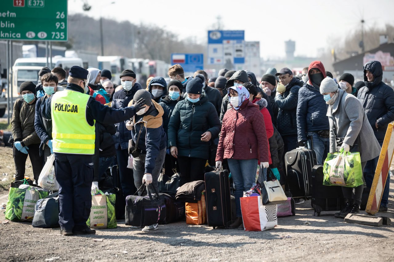 Почти каждый четвертый украинский беженец в Европе не желает возвращаться домой в долгосрочной перспективе   Согласно опросу, опубликованному сегодня Мюнхенским институтом Ifo, почти 25 процентов хотят поселиться за границей на постоянной основе. Около 35 процентов хотят вернуться на Украину, как только там снова будет безопасно.  «Только четыре процента планируют вернуться в ближайшее время, независимо от ситуации с безопасностью там», — сказал глава Центра миграционных исследований Ifo Пану Поутваара.   ℹ  Отмечается, что почти 11 процентов беженцев уже вернулись на Украину. Еще 25 процентов в настоящее время не определились.  ↗       X      VK     TikTok