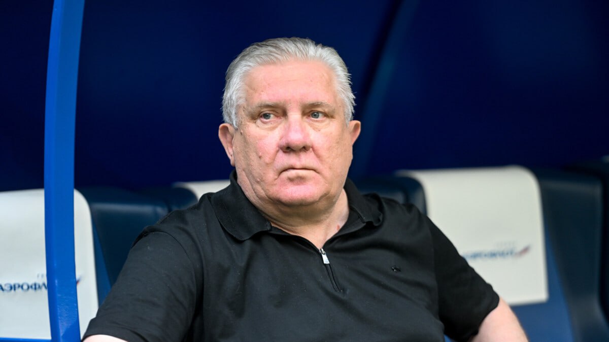 Булатов Скрипченко Юран или Ташуев могут возглавить Енисей Тарханов основной кандидат на пост главного тренера академии источник Матч ТВ Основным кандидатом на пост главного тренера Енисея был Александр Тарханов теперь руководство клуба в приоритете рассматривает его на должность главного тренера академии футбола которую планируют открыть в Красноярском крае в следующем году Главный тренер Енисея пока не выбран ожидается что окончательное решение будет принято в пятницу На эту должность претендуют Виктор Булатов Александр Сторожук Вадим Скрипченко Артём Горлов Сергей Юран Сергей Ташуев и ряд других специалистов С кем то из них состоялись переговоры по кому то пока идёт обсуждение внутри спортивного блока Основные критерии в поиске тренера опыт антикризисного управления и работа с текущим составом Основной задачей руководство Енисея ставит улучшение турнирного положения уже во второй части сезона Летом же предстоит провести трансферную кампанию чтобы решать высокие задачи в следующем сезоне сказал источник Матч ТВ news matchtv Денис Бушковский Матч ТВ