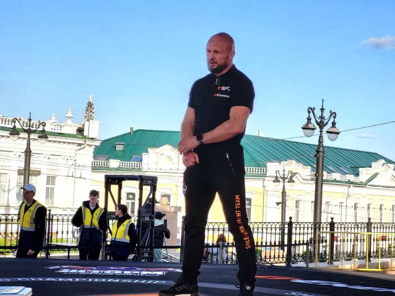 Церемония взвешивания и битва взглядов бойцов SFC 13 состоится в этот четверг на Любинском На главной сцене Пешеходного Любинского пересечение улиц Ленина и Музейная 14 мая в 18 00 бойцы профессиональной команды ШТОРМ и их противники впервые встретятся лицом к лицу После состоится пресс конференция на которой Александр Шлеменко и бойцы главного события SFC 13 Александр Подмарёв и Фернандо Родригес ответят на вопросы журналистов Мероприятие пройдет без перекрытия Любинского проспекта ВХОД СВОБОДНЫЙ Омск путеводитель в МАКС