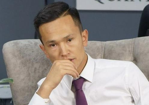 Президент Кыргызстана Садыр Жапаров помиловал владельца нескольких вебкам студий Даниэля Ажиева которого летом 2024 года приговорили к девяти годам лишения свободы признав виновным в организации притона распространении предметов порнографического характера и других преступлениях ℹ  Ажиева задержали в 2023 году в Узбекистане при попытке вылететь в ОАЭ Поскольку он был объявлен в международный розыск то по запросу кыргызской стороны его вскоре выслали на родину и передали следствию Тогда же силовики установили что на нескольких крупных студиях принадлежащих задержанному действовали 80 компьютеров 30 операторов работали в три смены всего же в этот бизнес было вовлечено более 300 человек в возрасте от 18 до 25 лет Подробнее на нашем сайте Актуальные новости из Центральной Азии fergananews