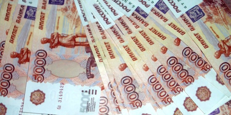 Объем рынка сбережений физлиц в России за девять месяцев 2025 года вырос примерно на 7 достигнув по итогам сентября 61 5 трлн рублей Доля национальной валюты в структуре рынка остается стабильно высокой около 95 или 58 3 трлн рублей сообщили в ВТБ oboz info vtb otsenil rost rynka sberezhenij s nachala 2025 goda v 7