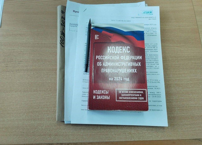 Подрядчик, выполнявший ремонт автодороги на трех улицах поселка Шпалозавод Парабельского района, оштрафован на 175 тысяч рублей за нарушение срока исполнения контракта.  Районная прокуратура проверила, как исполняется законодательство о контрактной системе при ремонте автомобильных дорог. Проверка установила: в сентябре 2024 года администрация Нарымского сельского поселения заключила контракт стоимостью более 1,7 миллиона рублей с индивидуальным предпринимателем на ремонт дорог общей протяженностью около одного километра.  В определенный контрактом срок ремонтные работы не завершились.   Подробнее:    #томск