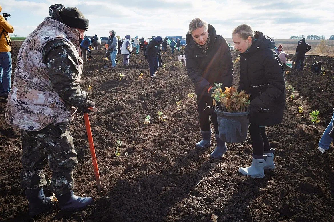 Нацпроект «Экология»: на Куликовом поле высадили 5000 сеянцев дуба  " 19 октября на Куликовом поле состоялась акция «Зеленая дубрава».  В ней приняли участие порядка 300 участников...  Акция «Зеленая дубрава» проводится с 2004 года. Цель - восстановление исторического ландшафта дубовых лесов... "  tularegion.ru/presscenter/press-release/?ELEMENT_ID=411754