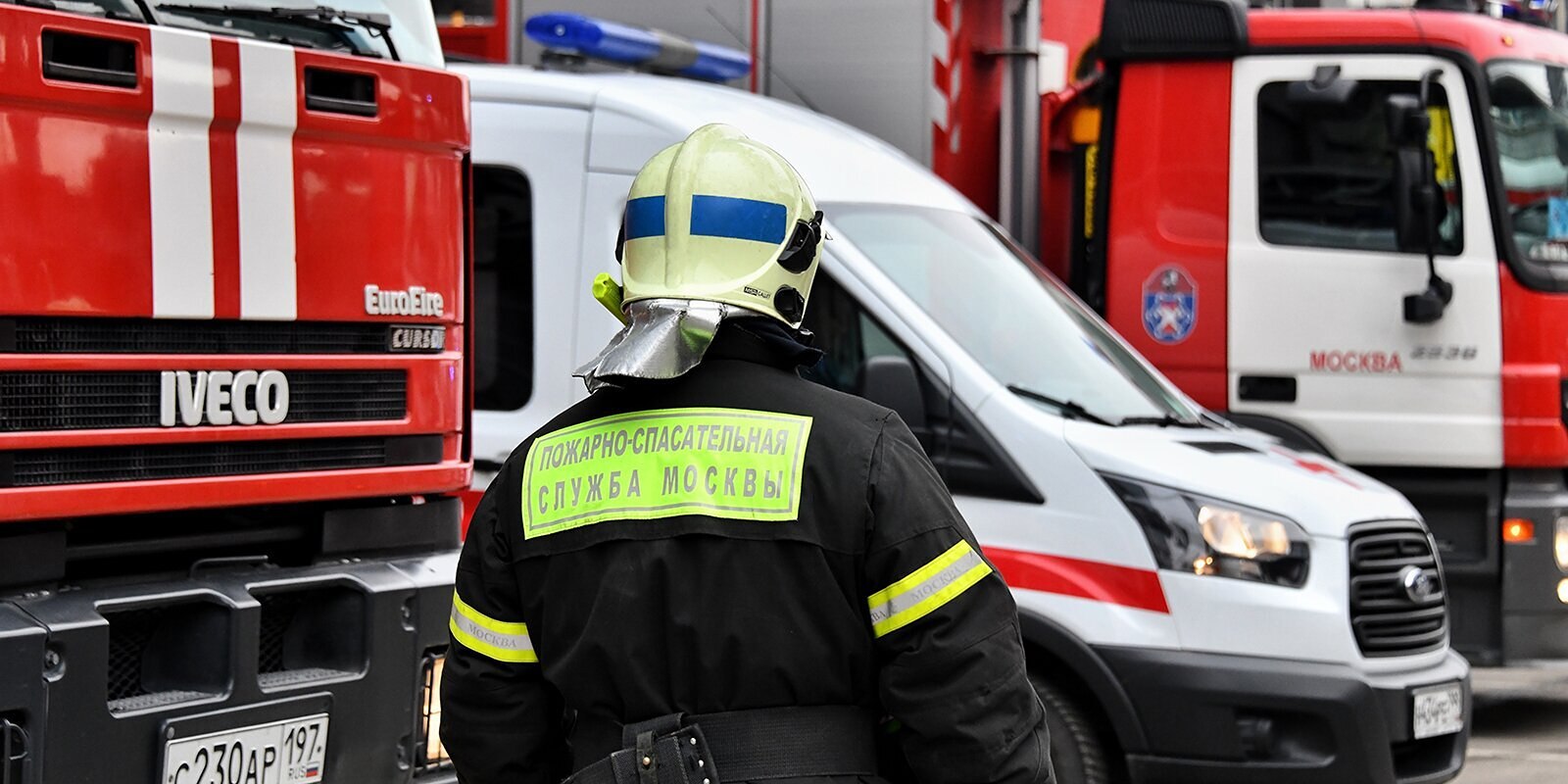 Пожарные не могли заехать во двор химкинского ЖК из-за припаркованных машин Спасательная техника не могла проехать к месту пожара в жилом комплексе в Химках из-за плотной парковки во дворе. Об этом сообщает Telegram-канал «Осторожно, Москва». Пресс-служба уведомляет, что прибывшие пожарные машины столкнулись с препятствиями при попытке добраться до места происшествия, поскольку проезд был заблокирован припаркованными автомобилями. Спасателям пришлось искать обходные пути, чтобы приблизиться к горящей квартире.…