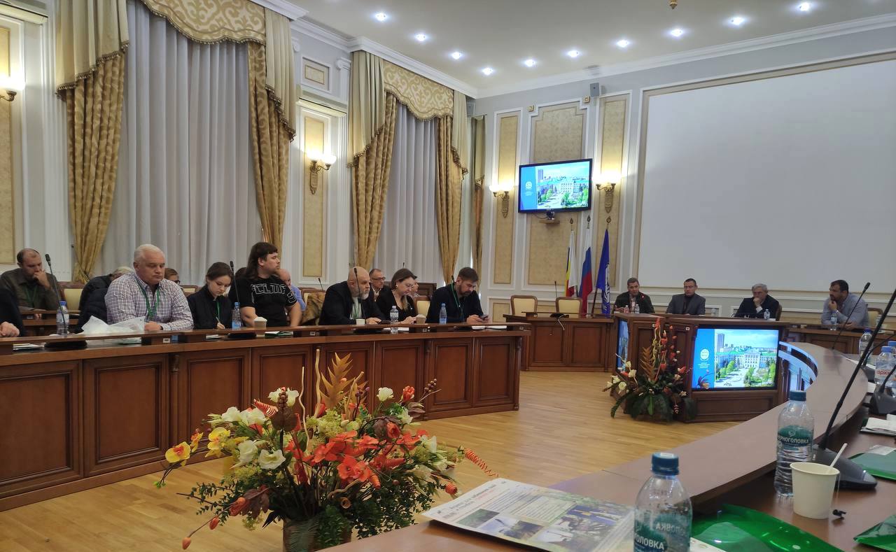 Представитель Минприроды ЛНР принял участие в семинаре совещании на тему Повышение эффективности ведения охотничьего хозяйства в современных условиях   В городе Ростов на Дону на базе Донского государственного технического университета состоялся семинар совещание на тему Повышение эффективности ведения охотничьего хозяйства в современных условиях   Семинар организован ООО Агросоюз Донской совместно с Русской ассоциацией дичеразводчиков при поддержке Русского географического общества и Ассоциации Дикая природа степи Мероприятие объединило представителей органов исполнительной власти субъектов Российской Федерации ведущих специалистов охотничьего хозяйства крупных охотпользователей От Луганской Народной Республики в семинаре принял участие начальник отдела использования охотничьих ресурсов животного мира особо охраняемых природных территорий и объектов Красной книги Минприроды ЛНР Алексей Кайгородов В ходе семинара участники ознакомились с современными методами учета водоплавающей и полевой дичи особенностями применения технологий искусственного интеллекта в области учета охотничьих ресурсов и содержания в полувольных условиях животных не относящихся к охотничьим ресурсам Подобные мероприятия дают уникальную возможность обмена опытом и знаниями Отдельно отмечу обсуждение вопросов цифровизации и использования искусственного интеллекта в сфере охотничьего хозяйства направленных в первую очередь на автоматизацию процессов связанных с управлением охотничьим хозяйством и повышение прозрачности управления сообщил Алексей Кайгородов