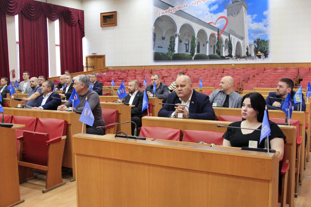 Сегодня под руководством заместителя председателя Симферопольского городского совета Надежды Аксёновой состоялась 14-я внеочередная сессия горсовета.    В заседании приняли участие глава администрации крымской столицы Михаил Афанасьев и прокурор города Симферополя Лев Лазуков.    Депутаты единогласно проголосовали за передачу 170 кипарисов из республиканской в муниципальную собственность. Деревья будут использованы для весенних работ по благоустройству города в рамках подготовки к празднованию 80-летия Победы в Великой Отечественной войне.    — Кипарисы станут частью ландшафтных композиций, которые украсят столицу Крыма к юбилейной дате, — отметила Надежда Аксёнова. — Особое внимание будет уделено местам, связанным с военной историей, они будут живым напоминанием о подвиге поколения Победителей.