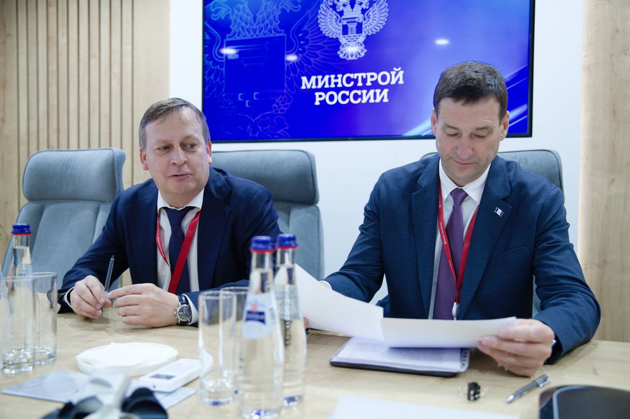 Минстрой России, Росводресурсы и Правительство Иркутской области обсудили развитие водных ресурсов и инфраструктуры на ПМЭФ 25 В рамках Петербургского международного экономического форума состоялась встреча Министра строительства и ЖКХ РФ Ирека Файзуллина с руководителем Федерального агентства водных ресурсов Дмитрием Кирилловым и Председателем Правительства Иркутской области Константином Зайцевым. Ключевой темой обсуждения стали проекты берегоукрепления в Иркутской области, включая работы в городе Байкальске и на набережной Ангары. ↪ Своевременная реализации проектов позволяет не только защитить береговую линию, но и создать комфортную среду для жителей региона.