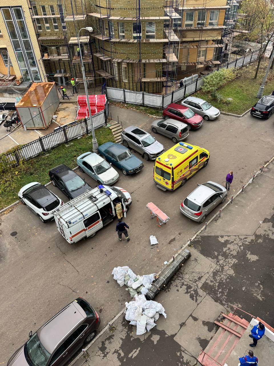 Лифт вместе с девушкой внутри сорвался с высоты 12 этажа на улице Обручева Вызволить пострадавшую удалось только на 8 этаже Она выжила но сейчас находится в больнице Обслуживанием лифтов занимается компания Мослифт Обрушение произошло в период когда компания проводила ремонт и замену кабин рассказала msk1 news глава ГБУ Жилищник Обручевского района Диля Аббясова Причины падения лифта пока неизвестны Местные жители неоднократно жаловались на их неисправность и шум Сейчас на месте проводится проверка по установлению всех обстоятельств инцидента Фото Обручева 13к3 Telegram MSK1 в MAX Прислать новость