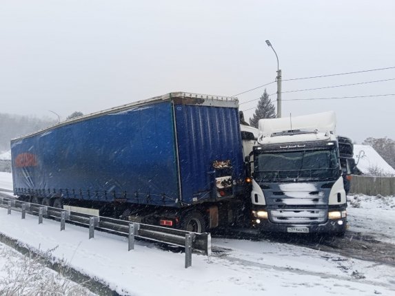 Движение транспорта ограничили из за ДТП с фурами в Шелеховском районе Авария произошла из за неблагоприятных погодных условий Читать подробнее на сайте