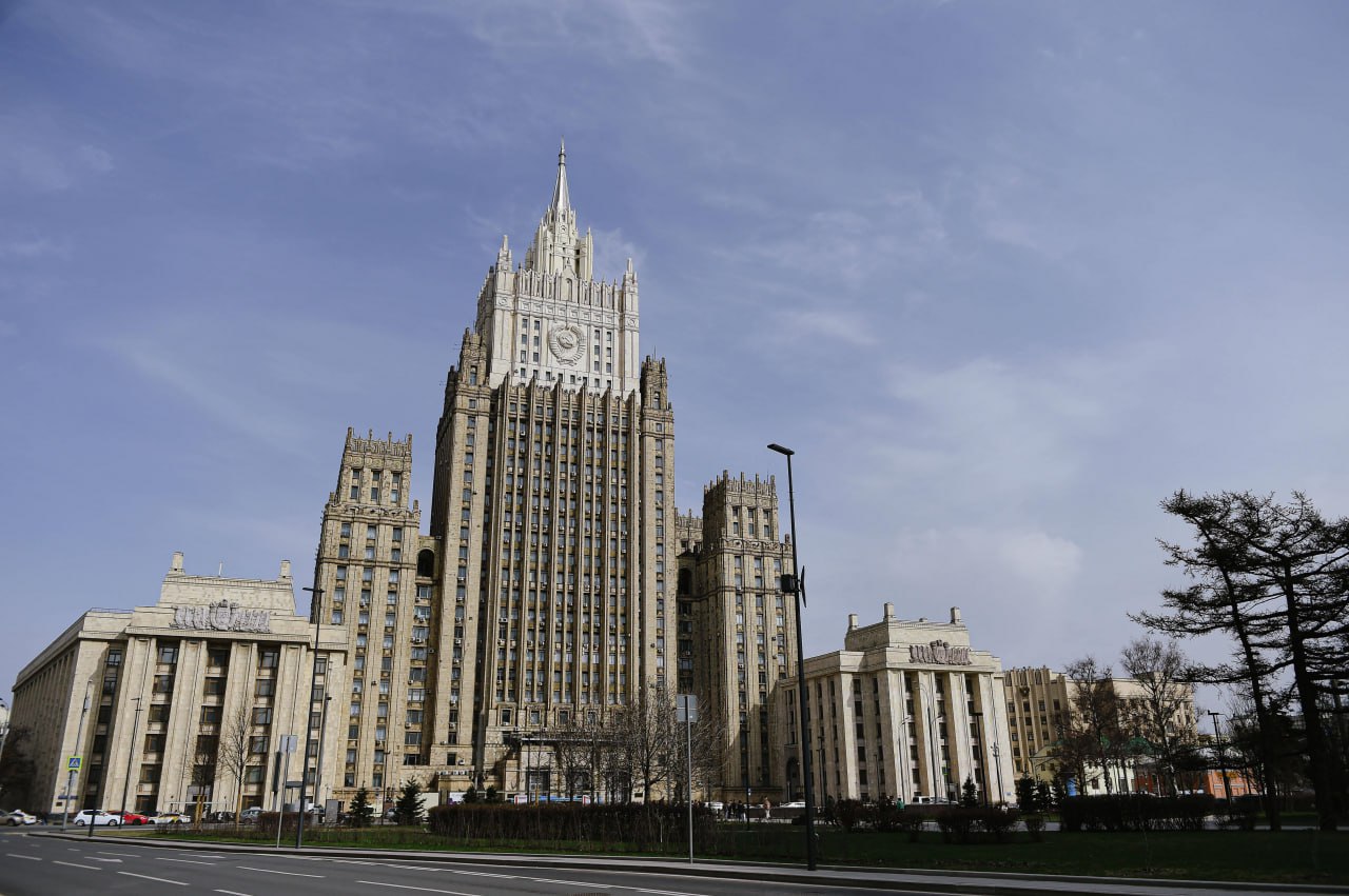 17 сентября Дипломатическая академия МИД России организует очередной посольский круглый стол Тема предстоящего мероприятия Украинский кризис Соблюдение целей и принципов Устава ООН Тон дискуссии с участием глав дипмиссий более 100 стран традиционно задаст Сергей Лавров