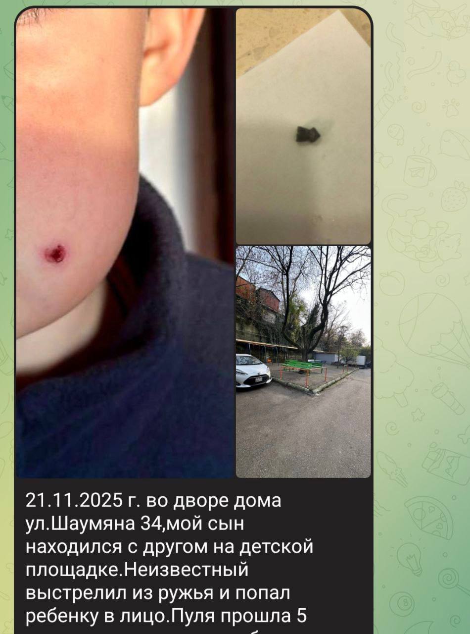 В Туапсе неизвестный выстрелил в мальчика из пневматического оружия Инцидент произошел в одном из дворов на ул Шаумяна еще 11 ноября но известно обо всем стало только сегодня По данным полиции сообщение поступило от матери мальчика В социальных сетях женщина написала что пуля оказалась в щеке ребенка Правоохранители разыскивают злоумышленника Мы в Мах АиФ Краснодарский край в ТГ