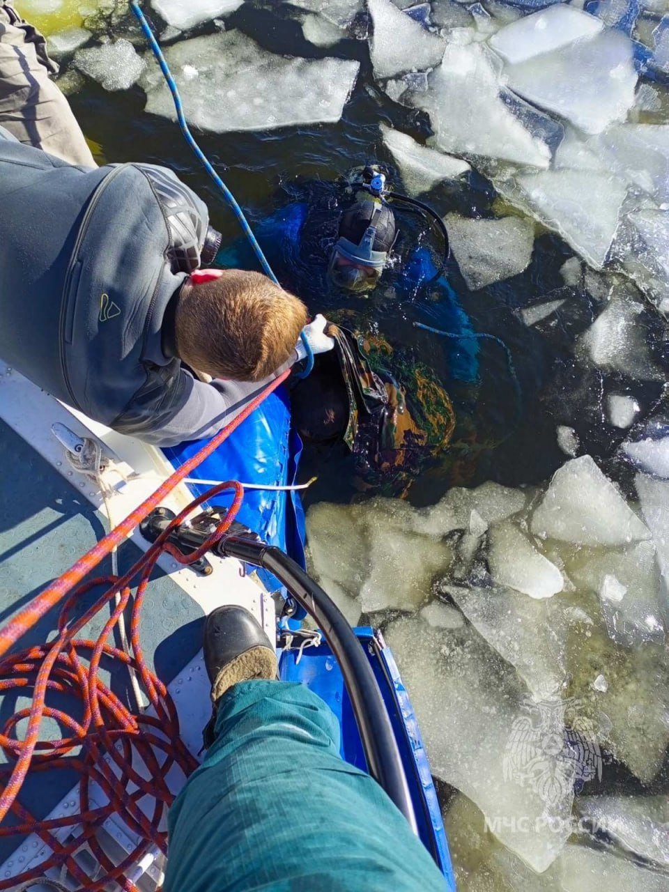 Сразу 2 происшествия на воде в течение часа произошли в Нижегородской области.  У садового товарищества «Перекат» Городецкого округа, на акватории реки Волга, силами Городецкого аварийно-спасательного отряда спасен рыбак. С переохлаждением он госпитализирован в лечебное учреждение.  Его «коллеге» по хобби из Дзержинска повезло гораздо меньше. Силами Дзержинского аварийно-спасательного отряда его тело было извлечено из реки Ока.     МЧС России не устает повторять, выход на лед в настоящее время смертельно опасен и данные случаи очередное тому подтверждение.    Уважаемые рыбаки, дождитесь, когда устойчивая морозная погода продержится длительное время и образуется безопасный лед, так как повезти может не всем.   Фото из архива