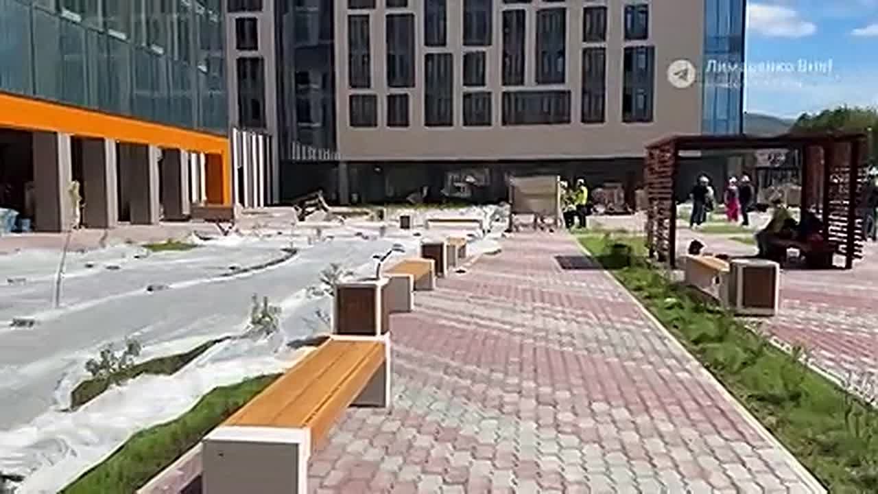 На стройплощадке студенческого городка СахалинТех удвоят количество строителей К началу учебного года подрядчики студенческого городка СахалинТех обещали досрочно сдать новое общежитие Пропущенные сроки строители объясняют задержку нехваткой людей и перебоями с материалами Губернатор Сахалина Валерий Лимаренко считает что проблема в организации работ и требует наверстать отставание до конца сентября Новое общежитие должно дать студентам комфортные условия для учебы Задержки недопустимы Пока бригады не выполнят сменное задание никто не должен уходить со стройки Любое нарушение сроков повлечет серьезные последствия для подрядчика подчеркнул Валерий Лимаренко На объект дополнительно вышли 64 специалиста работы перевели в круглосуточный режим Центральный корпус почти готов но два других сильно отстают СахалинТех кампус для будущих нефтяников айтишников специалистов по водороду и беспилотникам ставка сделана на технологии которые должны стать основой экономики острова