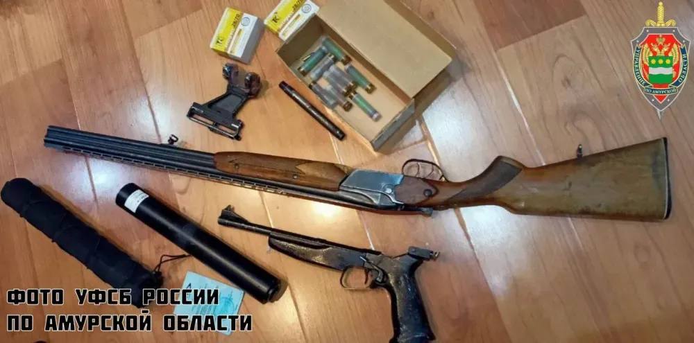 Самодельную винтовку принес мужчина в детский сад где он работал электриком Оружие находилось в комнате отдыха персонала Селемджинский районный суд рассмотрел уголовное дело о незаконном хранении и переделке огнестрельного оружия ч 1 ст 222 ч 1 ст 223 УК РФ сообщает пресс служба судов Амурской области Обвиняемый с 2017 года хранил дома спортивный пистолет ТОЗ 35 калибра 5 6 мм который он нашел В марте 2025 года он усовершенствовал самодельную винтовку на базе охотничьего ружья ИЖ 18Е припаяв крепление для оптического прицела Работы проводились в металлическом контейнере на собственном участке затем винтовку перенес для доработки в комнату отдыха персонала детского сада где обвиняемый работал электриком Обе единицы оружия были обнаружены и изъяты сотрудниками УФСБ в апреле 2025 года по месту жительства и работы обвиняемого Суд учел смягчающие обстоятельства признание вины и раскаяние содействие следствию возраст и состояние здоровья а также наличие почетной грамоты благодарности благодарственного письма и юбилейной медали 50 лет БАМа Он признан виновным в совершении преступлений и по их совокупности приговорен к штрафу 200 тыс рублей Изъятые пистолет и самодельная винтовка подлежат передаче в Росгвардию для уничтожения Фото УФСБ России по Амурской области ТЕЛЕПОРТ РФ здесь все об Амурской области Мы в МАХ Написать нам