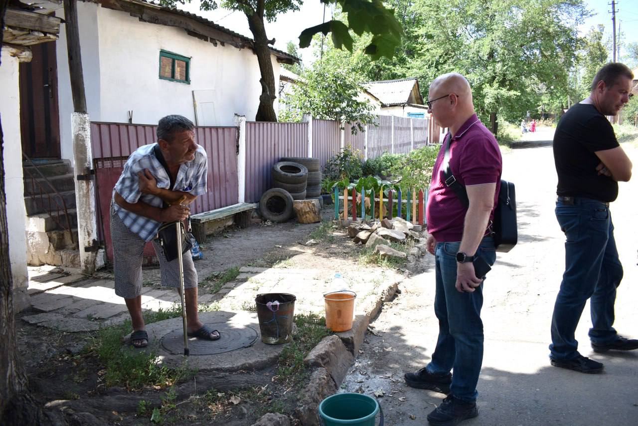 Депутат Шахтерского муниципального совета проехал по маршруту доставки воды в Кировском   6 августа Эдуард Галушка лично проконтролировал подвоз воды на переулок Орджоникидзе и ответил на вопросы кировчан.  В ходе беседы он подчеркнул, что Глава ДНР Денис Пушилин принимает решительные и жесткие антикризисные меры, чтобы снизить остроту проблемы с водоснабжением жителей, пока это невозможно сделать радикально и дать воду всем.  Эдуард Васильевич сообщил о графике доставки воды, который формируется на основе заявок, поступающих в диспетчерскую службу, а также пообещал обратить внимание на ее качество.  Граждане обсудили с депутатом возможность планирования грунта после ремонта водопроводных труб. Галушка пообещал проработать вопрос с водоканалом.