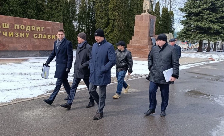 В Курске пересмотрят границы благоустройства мемориального комплекса «Памяти павших»  Председатель комитета городского хозяйства Дмитрий Меркулов принял участие в рабочем совещании по реконструкции мемориала, которое провел врио замгубернатора Курской области Владимир Базаров.   На территории мемориального комплекса «Памяти павших в годы Великой Отечественной войны 1941–1945 гг.» расположено более 20 объектов культурного наследия регионального значения.   Проект реконструкции разработан в 2021 году. За это время изменились не только материалы и их стоимость, но и технологии выполнения работ, необходима доработка. Проектная документация требует корректировок и расширения границ благоустройства.  Фото: администрация города Курска.