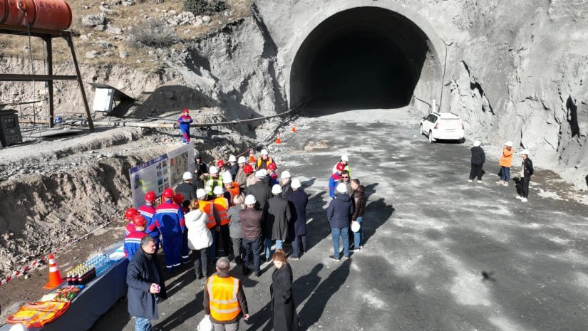 На дороге к грузино российской границе завершено строительство тоннеля на 4 5 километровом участке Степанцминда Гвелети Этот отрезок является частью международного маршрута E117 и коридора Север Юг повышение безопасности которого важно для экономического и транзитного развития страны и региона Реализация проекта позволит значительно повысить безопасность движения в любое время года Проект предусматривает строительство новой двухполосной дороги протяженностью 4 5 км двух мостов и двух тоннелей Сейчас завершена прокладка одного тоннеля и ведутся работы по началу строительства мостов Примечательно что на этом участке строится самый длинный в Грузии мост более 2 километров Завершение всего проекта запланировано на 2027 год Sputnik Грузия Telegram Сайт VK OK Дзен MAX