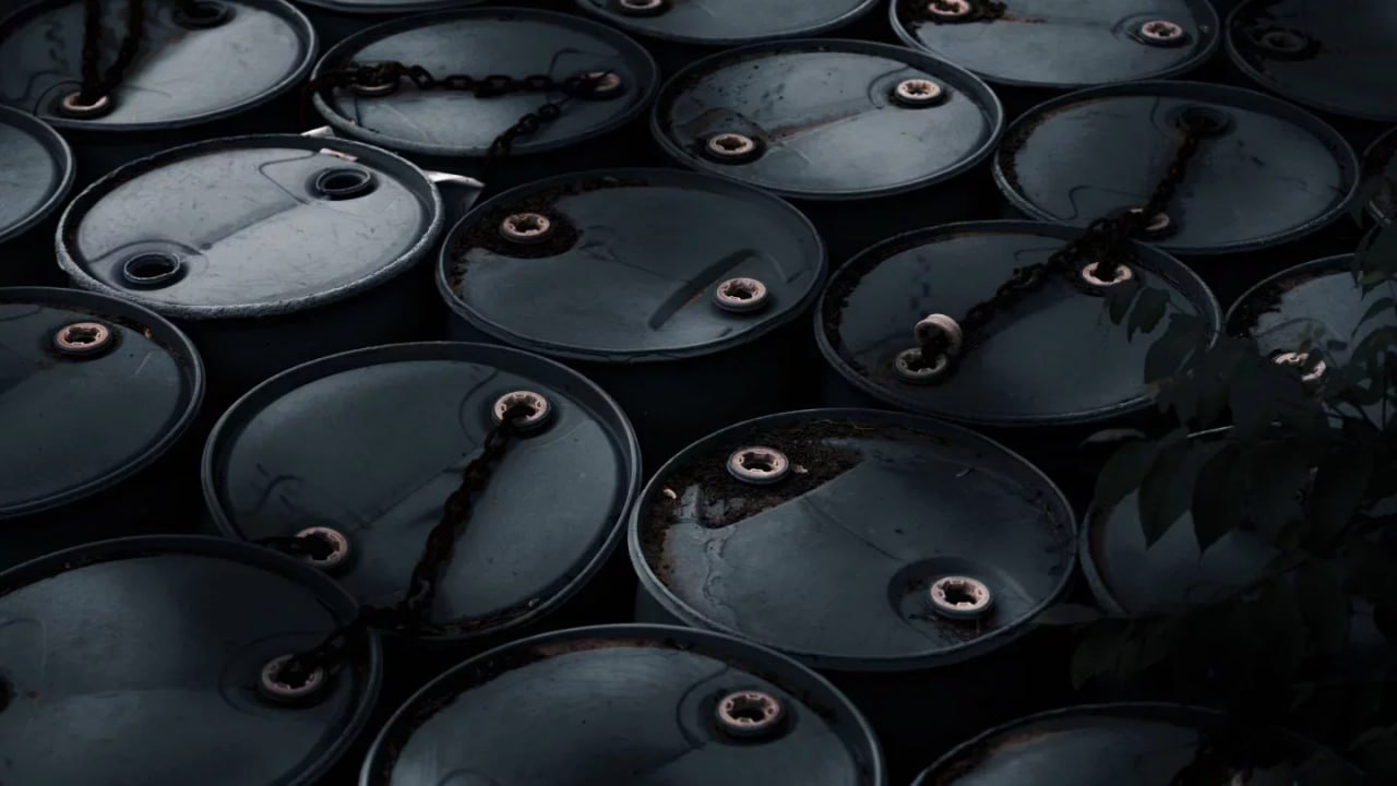 Казахстан меняет маршруты поставки нефти из за перебоев на КТК Нефть направляют в Германию Китай и через порт Баку В декабре 2025 года Казахстан направил около 300 тысяч тонн в обход Каспийского трубопроводного консорциума Ограничения на терминале в Чёрном море вынудили КМГ задействовать альтернативные маршруты Транспортировали нефть через систему КазТрансОйла в сторону Германии и Китая по трубопроводу Баку Тбилиси Джейхан и через порты Новороссийск и Усть Луга В январе продолжают перенаправлять поскольку КТК до сих пор работает с перебоями При этом поставки по альтернативным направлениям постепенно растут В Германию через НПЗ в Шведте за прошлый год отправили 2 1 млн тонн нефти в 2026 м планируют увеличить объём до 2 5 млн По маршруту БТД из порта Актау направили 1 3 млн тонн нефти ожидается рост до 1 6 млн Экспорт в Китай по итогам года составил 1 1 млн тонн Выше мы писали что в Европе возник дефицит нефти из за сокращения казахстанских поставок реплай Фото Envato Elements t me orda kz