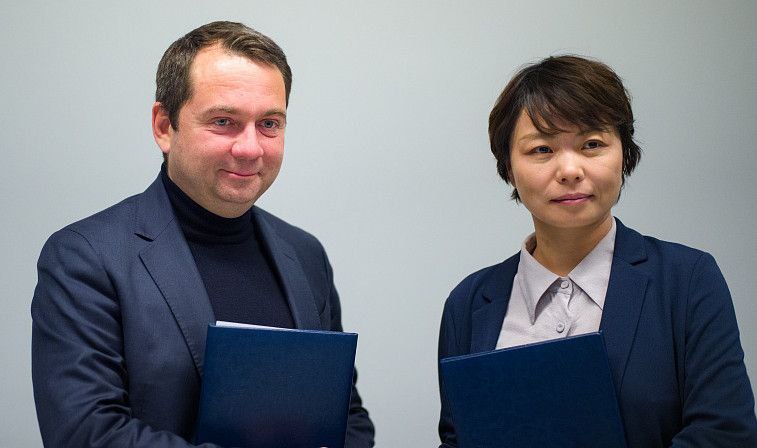 Китайская NewNew Shipping Line будет развивать регулярные контейнерные перевозки через порт Мурманск Правительство Мурманской области и китайская судоходная компания NewNew Shipping Line заинтересованная в регулярных контейнерных перевозках через порт Мурманск подписали соответствующее соглашение Подписи под документом поставили губернатор региона Андрей Чибис и председатель компании Фан Юсинь Об этом сообщил губернатор Мурманской области Отмечается что соглашение предусматривает два ключевых направления сотрудничества организация регулярных контейнерных перевозок через незамерзающий порт Мурманск и совместное развитие портовой инфраструктуры По словам Андрея Чибиса это будет способствовать увеличению грузооборота и улучшению логистики по важнейшему арктическому маршруту