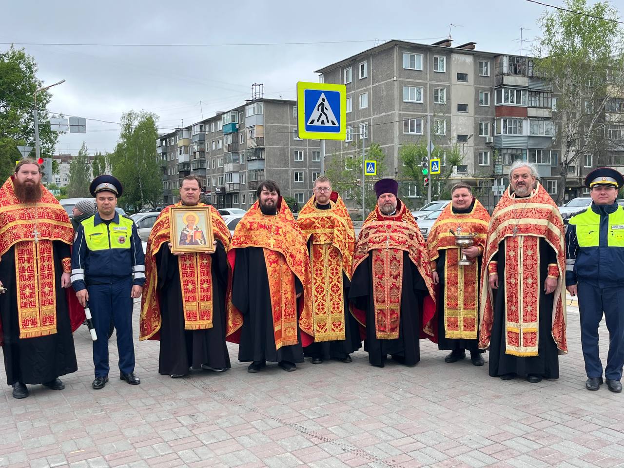 Сотрудники Госавтоинспекции поддержали инициативу Курганской епархии об освещении одного из аварийных участков города. Священнослужители подчеркнули, что это, конечно, не освящение, а просто молитва к Богу, в связи с тем, что на этом участке происходит очень много дорожных аварий. На перекрестке улиц Криволапова- Пушкина в 2024-2025 г.г. произошло 4 ДТП, в результате которых 6 человек получили травмы. В 28 дорожно- транспортных происшествиях лишь транспортные средства получили механические повреждения, пострадавших нет. Как думаете, это поможет? / ТГ/Отдел Госавтоинспекции УМВД России по городу Кургану