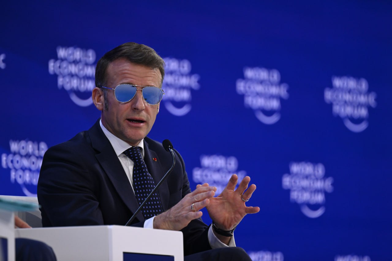 Дональд Трамп заявил что хотел бы понять почему днем ранее Эммануэль Макрон выступил в Давосе в солнцезащитных очках Я видел его вчера в прекрасных солнцезащитных очках Что черт возьми с ним произошло сказал Трамп выступая на Всемирном экономическом форуме в Давосе Президент США подчеркнул что несмотря на разногласия не желает президенту Франции зла Я хорошо к нему отношусь в это сложно поверить не правда ли добавил Трамп Накануне Макрон выступил на ВЭФ в солнцезащитных очках авиаторах поскольку у него в глазу лопнул сосуд По данным врача французского лидера это не представляет опасности для здоровья главы государства Вместе с тем в СМИ и соцсетях активно обсуждают могут ли быть иные объяснения решению Макрона носить солнцезащитные очки Фото Harun Ozalp Anadolu via Getty Images interfaxonline