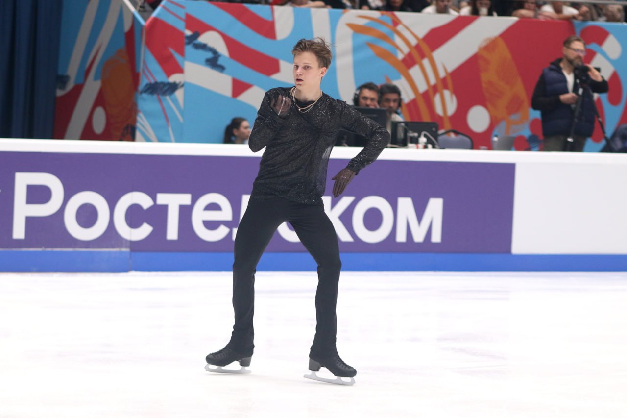 Евгений Семененко лидирует после короткой программы на четвертом этапе Гран при России по фигурному катанию который проходит в Москве За свой прокат 22 летний фигурист получил 96 75 балла На втором месте Марк Кондратюк 96 42 на третьем Роман Савосин 90 22 Петр Гуменник который должен выступить на Олимпиаде 2026 показал одинаковый с Савосиным результат 90 22 он уступает ему по дополнительным показателям Произвольную программу одиночники покажут 16 ноября Global Look Press Подписаться на РБК Спорт