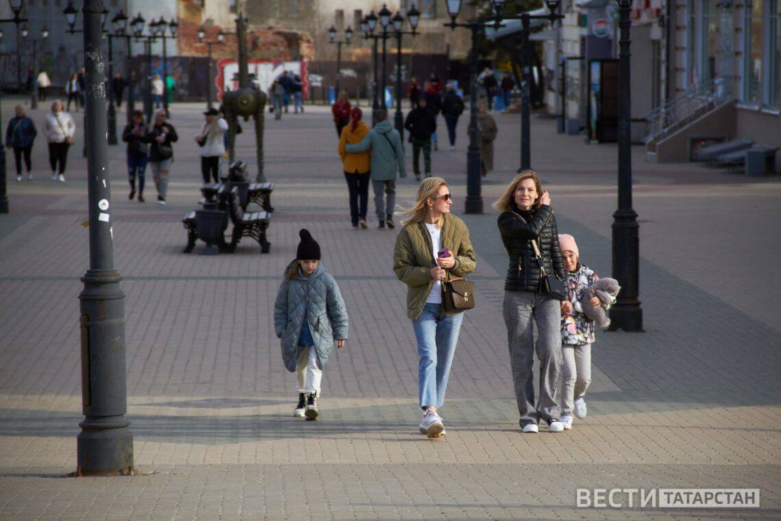 Пакистан планирует организовать туры в Казань  Пакистанские туроператоры хотят привлечь российских туристов и организовать туры в крупнейшие города России, включая Казань.  Как отметила замглавы отдела продаж компании «Тари-Тур» Оксана Дмитриева, туроператоры из Пакистана планируют расширить свою специализацию и изучают возможности организации туров в Москву, Санкт-Петербург и Казань.  В Российском союзе туриндустрии сообщают, что власти Пакистана активно развивают въездной туризм, включая поток туристов из России. Летом этого года в стране были введены бесплатные визы для российских туристов.  В прошлом году более 98 тысяч иностранных туристов посетили Пакистан, при этом свыше половины из них составили граждане соседнего Афганистана.  Подписаться   Сообщить новости