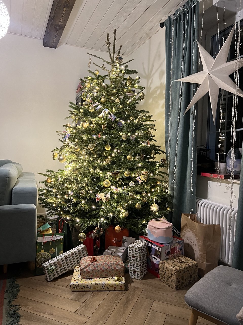 64 россиян планируют отмечать Новый год в своей городской квартире Таковы данные исследования финтех компании ЮMoney и сервиса онлайн бронирования жилья Суточно ру Второе по популярности место дача этот вариант выбрали 20 опрошенных 14 собираются пойти в гости Всего 2 встретят праздник в путешествии Наша семья точно поедет на дачу я уже считаю дни Для меня это лучшее место для празднования ёлка снежок традиционный стол и близкие люди рядом Идеально А у вас какие планы