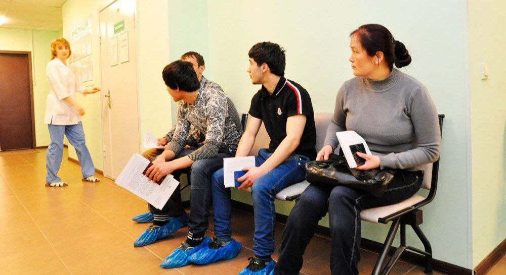 В 2024 году ХМАО потратил треть миллиарда бюджетных средств на медпомощь мигрантам Почти 340 млн рублей ушло на эти цели из регионального фонда ОМС. В общей сложности медуслуги получили 8379 мигрантов. Всего же из бюджета ХМАО на медицинскую помощь мигрантам, не имеющим полис ОМС, с 2018 года потрачено более двух миллиардов рублей. По словам заместителя губернатора Югры Всеволода Кольцова, факт наличия иностранного гражданства для системы здравоохранения не является условием, которое препятствует оказанию медицинской помощи. Однако на вопрос депутатов, сколько средств возместили приезжие или их работодатели, докладчик и представитель территориального фонда ОМС ответить не смогли. ХМАО - основной нефтегазоносный регион России и один из крупнейших нефтедобывающих регионов мира. И, одновременно, именно там творится настоящий беспредел в миграционной политике, а сами «гости» чувствуют себя весьма вольготно. «Сбой в Матрице»