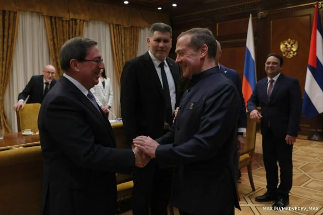 Дмитрий Медведев провел встречу с главой кубинского МИД Бруно Родригесом Зампредседателя Совбеза РФ отметил что Куба остается стратегически важным союзником России среди государств Латинской Америки и Карибского бассейна Ранее Песков сообщал что у Владимира Путина также сегодня запланирована встреча с Родригесом