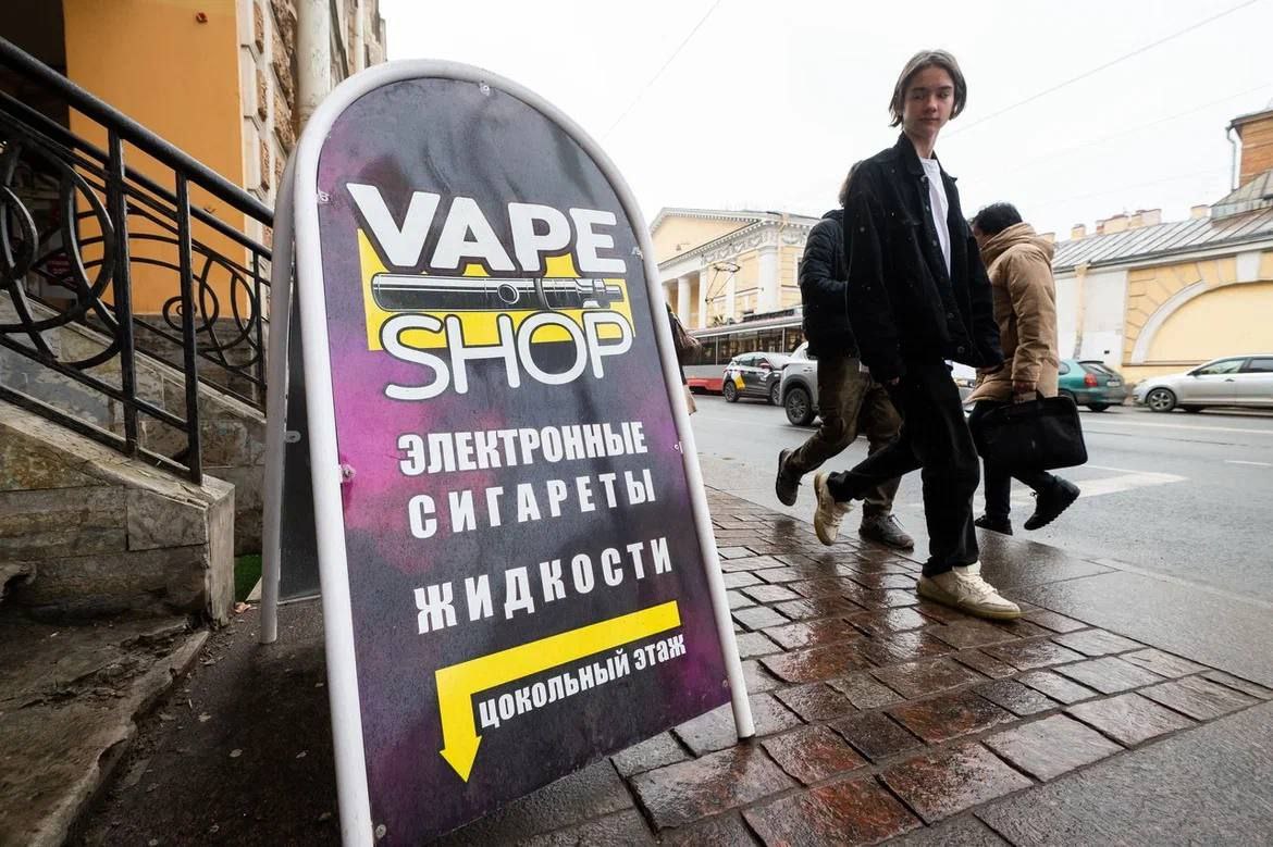 Петербург близок к полному запрету на продажу вейпов Такой законопроект вскоре начнут обсуждать депутаты Предполагается что он может быть принят уже в 2026 году Отметим что на данный момент по информации Яндекс Карты в городе электронными сигаретами и табаком торгует 1571 организация Подробнее о том что думают о запрете депутаты и сами продавцы вейпов в нашем материале Подпишись на Комсомольскую правду СПб отдай свой буст нам