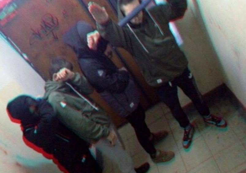 Во Владивостоке лидер скинхедов получил 12 лет за пропаганду фашизма Во Владивостоке Ленинский районный суд вынес приговор 33-летнему главарю банды скинхедов: 12 лет строгого режима за создание экстремистского сообщества и пропаганду фашизма. Остальные участники, включая подростков и девушку, отделались условными сроками. С 2016 года лидер банды продвигал культ насилия и национальной ненависти, вовлекая молодёжь. Члены группировки рисовали свастики, нападали на прохожих, действовали всё более дерзко. / Реклама