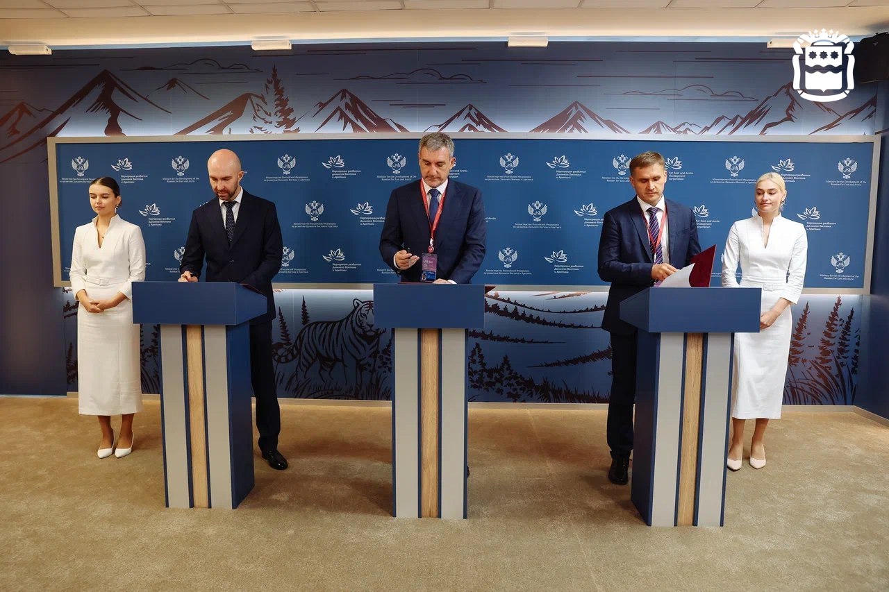 ВЭФ 2025 АО Росатом Возобновляемая энергия планирует построить в Амурской области ветропарк Соглашение о сотрудничестве по реализации проекта Успеновской ВЭС подписали АО Росатом Возобновляемая энергия АО Корпорация развития Дальнего Востока и Арктики и Правительство Амурской области Это перспективный проект Ветропарк в Амурской области станет первым в ДФО и внесет значительный вклад в обеспечение нашего макрорегиона электроэнергией Такую задачу поставил Президент России Владимир Владимирович Путин сказал Василий Орлов Ветропарк это чистая энергетика позволяющая обеспечивать необходимой энергией стремительно развивающуюся экономику без вреда для экологии Также реализация проекта положительно отразится на экономике Амурской области обеспечит создание новых рабочих мест Мы заинтересованы в развитии этого направления энергетики и окажем всестороннюю поддержку инвестору Соглашение предусматривает в том числе поддержку инвестора со стороны Амурской области и Корпорации развития Дальнего Востока и Арктики в целях получения статуса резидента ТОР Амурская Подписывайтесь на новости Амурской области в МАХ