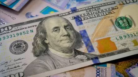 Доллар торгуется по 550 тенге На Казахстанской фондовой бирже по итогам торгов 29 июля официальный курс доллара установился на отметке 542,03 тенге, что на 0,11 тенге выше предыдущего значения. В обменных пунктах Алматы американская валюта достигла нового уровня — сейчас доллар продают по 550 тенге, а покупают по 547–548 тенге. В Астане ситуация схожая: продажа на уровне 549–550 тенге, тогда как покупка предлагается по более низкой цене — 542–543 тенге. /atamekenbusiness