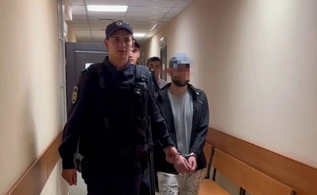  Организаторов подпольного медресе в Уфе будут судить за похищение детей Прокуратура утвердила обвинение по делу о подпольном медресе в Уфе. Двух иностранцев в зависимости от роли и степени участия обвиняют по статьям о похищении двух и более детей, истязании несовершеннолетних и организации незаконного пребывания иностранцев в России, сообщили в прокуратуре и Следкоме республики. По данным РБК Уфа, фигуранты дела — Шамшод Каримов и Махмадамин Мухторов. По версии следствия, в феврале 2023 года Каримов решил обучать чужих детей за вознаграждения от родителей в размере от 10 тыс. до 20 тыс. руб. с постоянным проживанием у него дома в Уфе. Методы обучения от законных представителей он утаил, и, как полагают следователи, «похитил детей у находящихся под воздействием обмана родителей», незаконно удерживал детей в квартире с февраля 2023 года до июня 2024 года. Мужчина систематически бил 16 детей в возрасте от пяти до 15 лет и кидался в них подручными предметами. В Следкоме сообщили, что детей наказывали за нарушение дисциплины и плохую успеваемость, незаконно удерживали и перемещали по разным съемным квартирам, не давая выйти на улицу. РБК-УФА