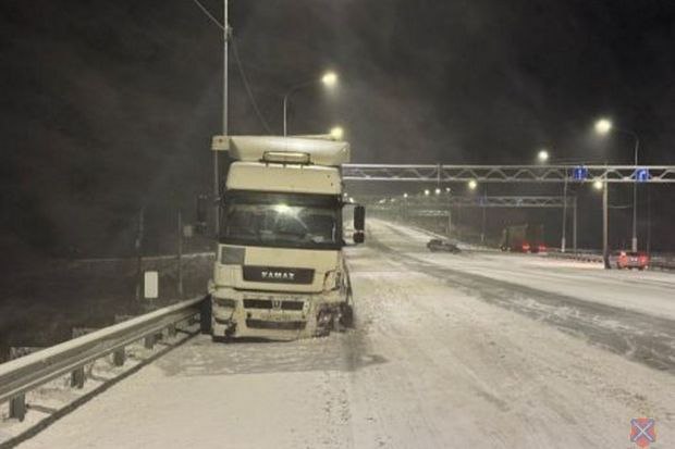 Внедорожник столкнулся с фурой на трассе Р 260 под Волгоградом Дорожный инцидент произошел в Суровикинском районе По предварительной информации регионального ГУ МВД России 13 января в 19 30 внедорожник водитель которого не справился с управлением выехал на встречную полосу трассы и столкнулся лоб в лоб с фурой Авария случилась на 110 м км федеральной дороги Р 260 Волгоград Каменск Шахтинский Луганск Водитель не справился с управлением автомашиной Мицубиси Паджеро выехал на полосу дороги предназначенную для встречного движения где совершил столкновение с грузовиком КамАЗ с полуприцепом Тонар уточнили в ведомстве В результате дорожно транспортного происшествия водитель иномарки с травмами доставлен в медучреждение Фото ГУ МВД России по Волгоградской области