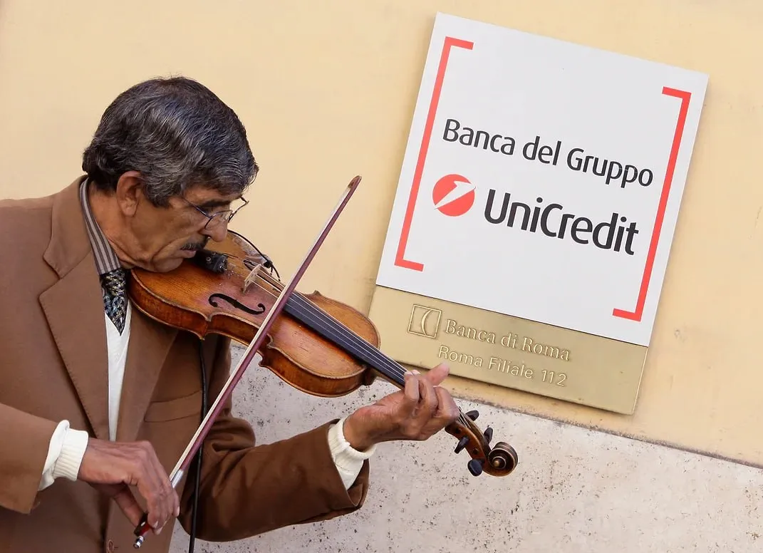 Итальянская группа Unicredit отказалась от планов продать Юникредит банк и рассматривает вариант полного сворачивания бизнеса и сдачи лицензии стало известно Ъ Сейчас идет активный процесс продажи активов и сокращения кадров В такой конфигурации после ликвидации банк получит существенно больше чем примерно 10 от капитала как при продаже но средства будут заморожены на счетах типа С отмечают юристы В дальнейшем прежний собственник сможет получить их через обмен на замороженные в ЕС активы РФ jkinvest news jkinvest