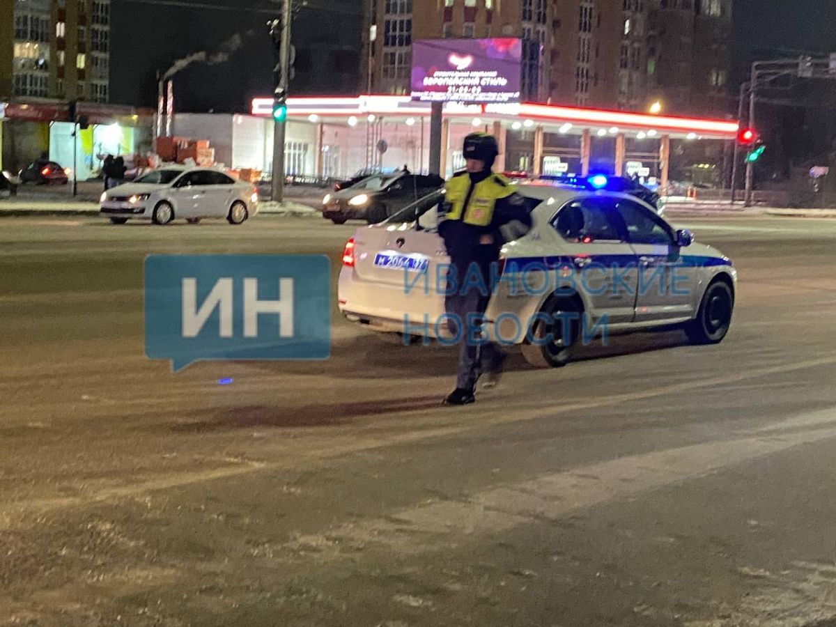 В Иванове на место массового ДТП с двумя автобусами приехала полиция     Напомним, дорожный инцидент случился сегодня вечером.Известно о семи пострадавших. На месте ДТП работает корреспондент «Ивановских новостей».  ↗  Прислать новость   Подписаться