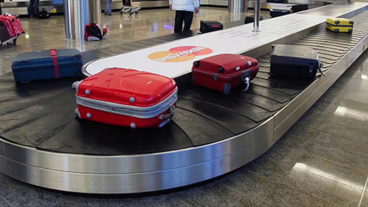 В Госдуму внесли проект об увеличении компенсации авиапассажирам за задержку багажа Группа депутатов фракции Новые люди предлагает увеличить сумму штрафа до 200 рублей в час AFLT Сейчас по закону перевозчик уплачивает штраф в размере 100 рублей за каждый час просрочки но не более чем 50 провозной платы если не докажет что просрочка возникла из за обстоятельств не зависящих от него jkinvest news jkinvest