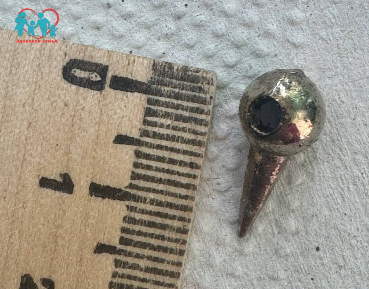 Во Владивостоке врачи спасли мальчика проглотившего бусину с острым шипом 10 летний школьник признался родителям что случайно проглотил бусину длиной полтора сантиметра Обычно такие предметы выходят естественным путём но на этот раз инородное тело застряло Медики опасались что острый шип повредит внутренние органы и решили провести эндоскопическую операцию Хирургам удалось извлечь бусину без осложнений ребёнок чувствует себя хорошо РОДИТЕЛИ ПРИМОРЬЯ
