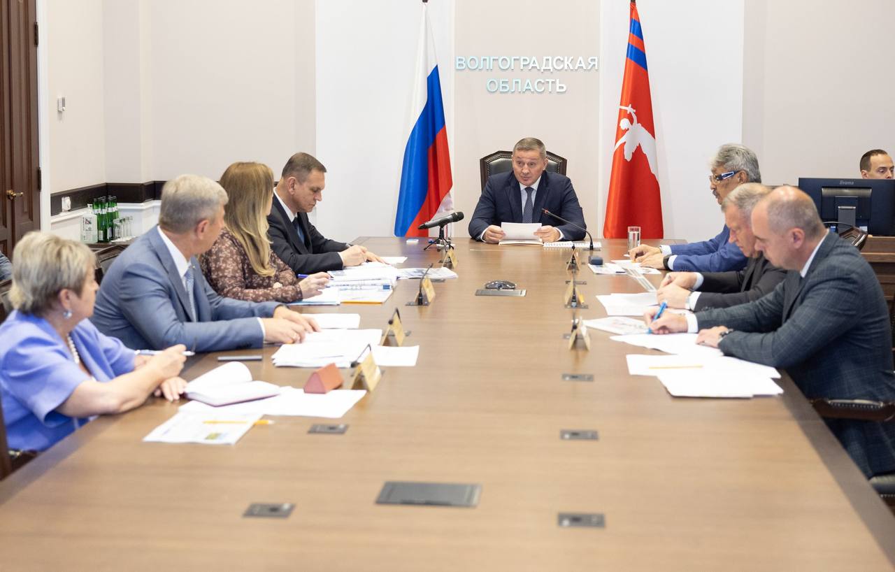 Губернатор Волгоградской области Андрей Бочаров с 1 июля 2025 года вводит выплату 1 млн рублей медицинским работникам со средним образованием При этом специалисты должны будут отработать не менее 5 лет. Эта мера расширяет успешную программу для врачей с выплатой 2 млн рублей и направлена на привлечение кадров в медицинские учреждения области. В регионе также продолжается масштабная модернизация первичного звена здравоохранения с новыми объектами и программами поддержки специалистов на селе. Кстати В Волгоградской области уже успешно реализуются программы «Земский доктор» и «Земский фельдшер», благодаря которым привлечено более 1630 специалистов.