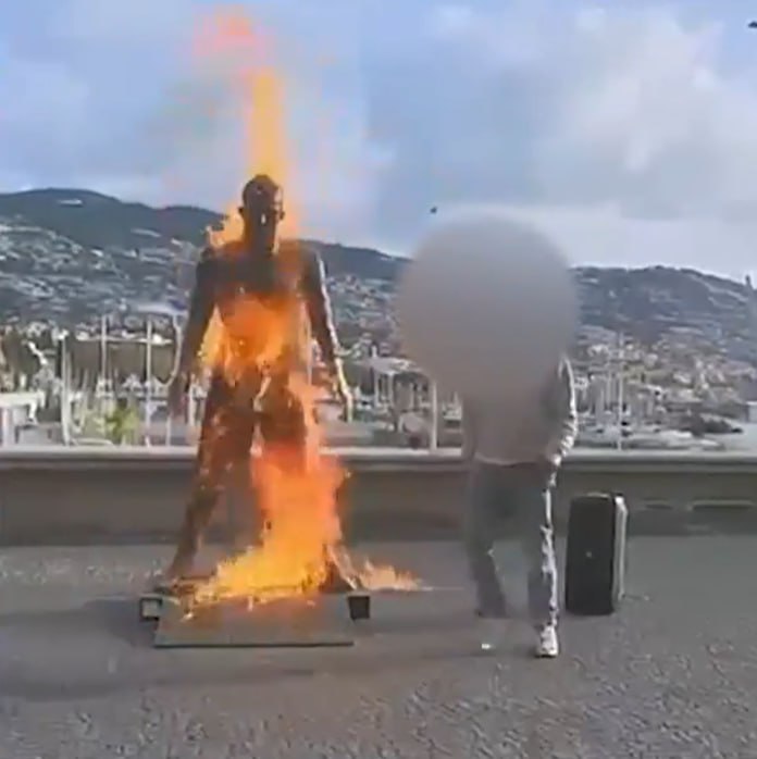 Неизвестный поджег статую футболиста Криштиану Роналду установленную в городе Фуншале на острове Мадейра Португалия Об этом сообщает Correio da Manha Мужчина облил статую расположенную рядом с музеем португальца легковоспламеняющейся жидкостью и поджег Свои действия он снял на видео которое выложил в соцсетях В настоящее время местная полиция занимается поисками вандала Фото Correio da Manha interfaxonline