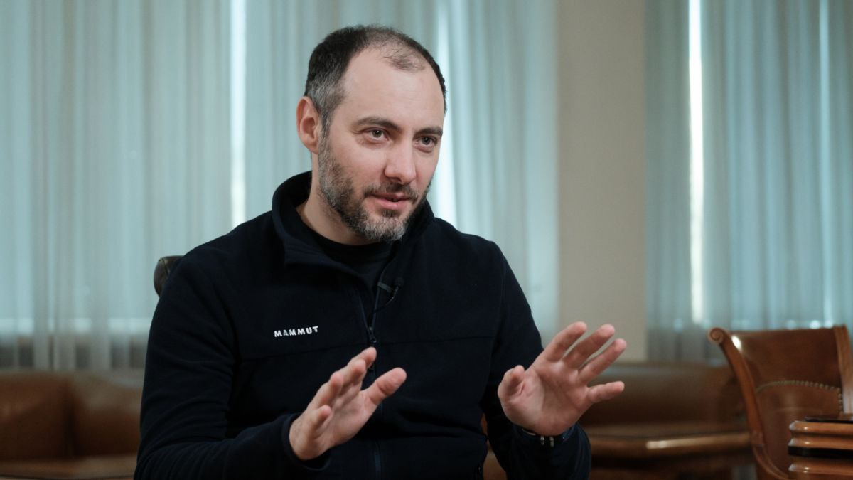 Государственное бюро расследований провело обыски у бывшего министра инфраструктуры Александра Кубракова, сообщают украинские СМИ. По данным источников, следственные мероприятия связаны с делом депутата Евгения Шевченко, ранее заподозренного в государственной измене по двум эпизодам. В рамках этого дела также расследуется возможное мошенничество. Журналисты отмечают, что Шевченко мог получить от предпринимателей 14,5 млн гривен под предлогом закупки удобрений в Беларуси, при этом сделка оказалась фиктивной. По версии следствия, Кубраков мог быть причастен к содействию в реализации этой схемы.