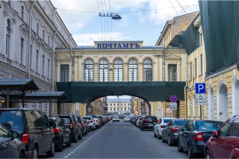 Главпочтамт всё равно хотят продать даже после приостановки торгов АО Почта России не отказывается от планов по продаже здания Главного почтамта на Почтамтской улице несмотря на недавнюю отмену торгов Объект культурного наследия не используется и не планируется к использованию в производственной деятельности общества указано в письме Почты России депутату Заксобрания города Наталии Астаховой Сейчас идёт подготовка всего имущественного комплекса к повторному выставлению на торги Олег Золото Читай нас в MAX Подпишись на Комсомольскую правду СПб