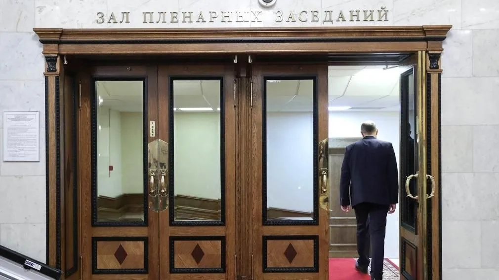 Совет Думы поддержал изменение графика работы Государственной Думы Государственная Дума будет работать в формате две недели пленарных заседаний и две недели работы с избирателями в регионах каждый месяц сказал Председатель ГД Вячеслав Володин Партии проводят праймериз по выборам в Государственную Думу Депутатам необходимо больше времени для работы в своих регионах для общения с избирателями уточнил он Согласно статье 40 Регламента Государственной Думы в период проведения выборов депутатов Государственной Думы нового созыва для работы депутатов с избирателями предназначаются две недели каждого месяца Завершающая сессия ГД восьмого созыва продлится до 26 июля включительно В соответствии с законом полномочия действующей Государственной Думы прекращаются с началом работы нового созыва Подписывайтесь на нас в МАХ ergosdumaofficial
